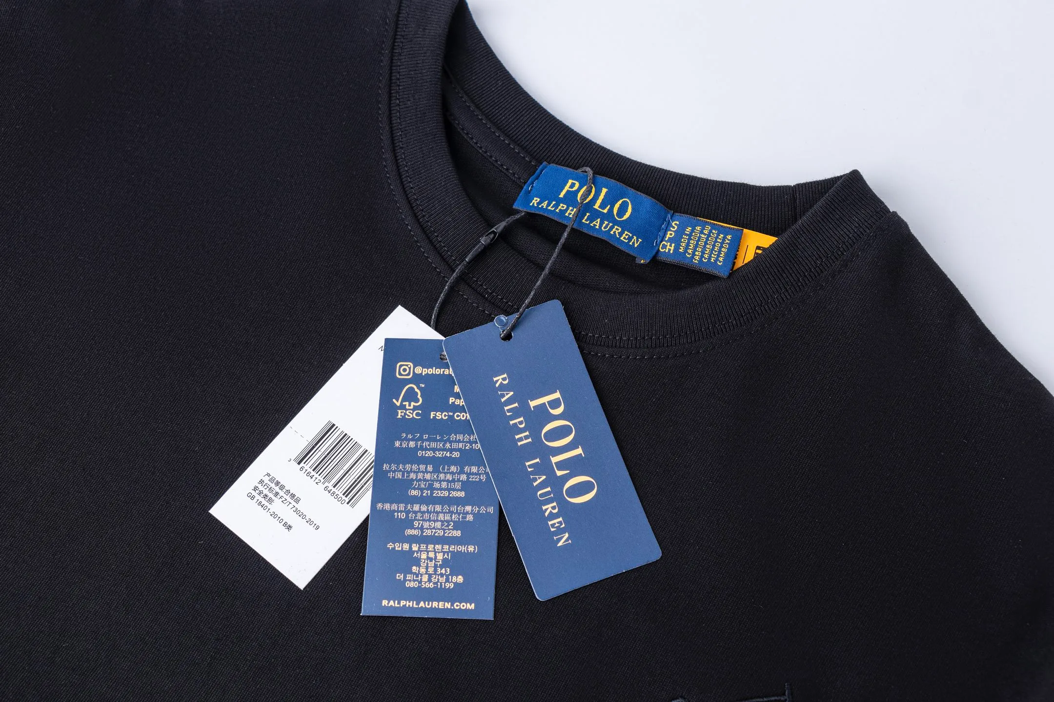 P126 Style number: 509 Ralph Lauren/Ralph Lauren 25ss simultaneously launches one-color horse embroidery round neck short sleeves. The main logo on the neck has a QR code mark, which can be scanned for verification, and the detailed horse logo embroidery is all high-density, all made with imported Tajima machines, which distinguishes low-quality products on the market. 32 counts, 240g hydrophilic toner, 100% cotton fabric, comfortable and soft, highly breathable, focusing on high-end cost-effectiveness, needless to say good quality. Available in a variety of colors, both boys and girls can try this genderless style, giving them a yuppie tone in no time. Immerse yourself in your leisurely style, and have your own style in retro. Natural, vivid, and very French romantic feelings perfectly integrate the youthful atmosphere with the trend. The clever embellishment of the horse logo embroidery carries all the eye-catching points. Color: black, white, navy blue, light gray Size: S-xL S Shoulder width 44 Bust 100 Sleeve length 22 Clothing length 68 M Shoulder width 46 Bust 104 Sleeve length 23 Clothing length 70 L Shoulder width 63 Bust 108 Sleeve length 24 Clothing length 72 xL Shoulder width 50 Bust 112 Sleeve length 25 Clothing length 74